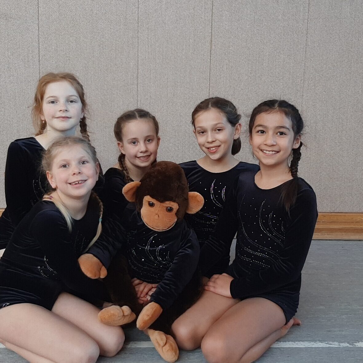 Von links nach rechts:
Magdalena Springindschmitten, Isabelle Schuchart, Noelle Falempin, Jasmine Trummer, Zebide Incekan und in der Mitte Maskottchen "Emme"